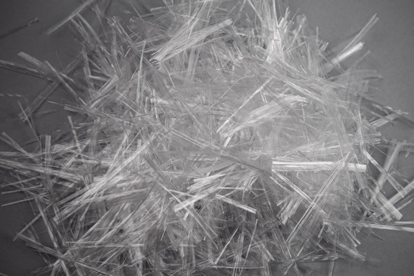 Glasfaser/PP faser Mischung liegt auf einem Haufen
