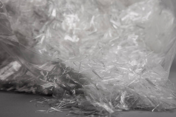 PP fasern fallen aus einer Plastik Tüte.