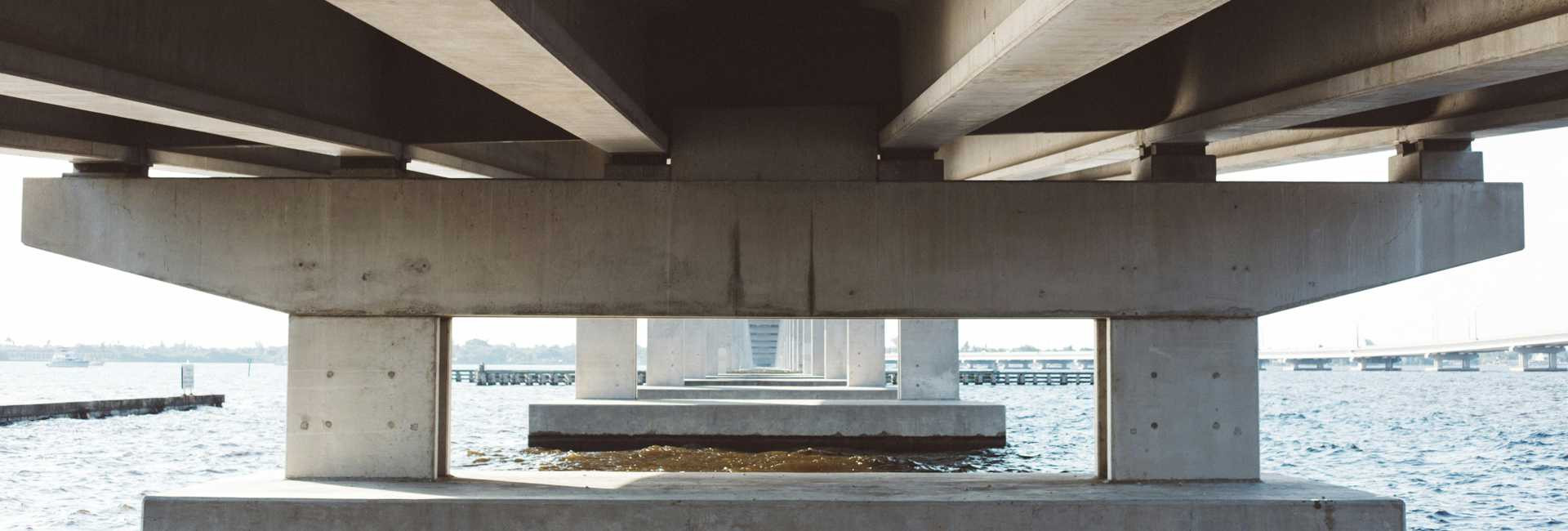 Brücke wird von Unten gezeigt.