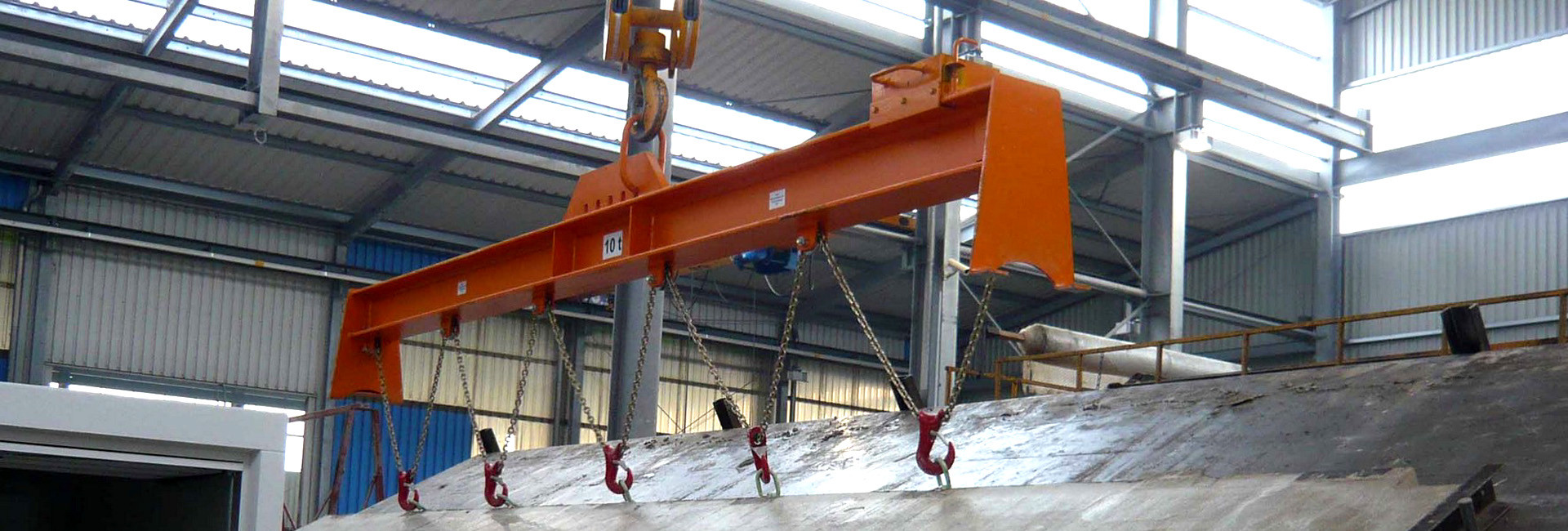 Sonderhaken greift Betonteil