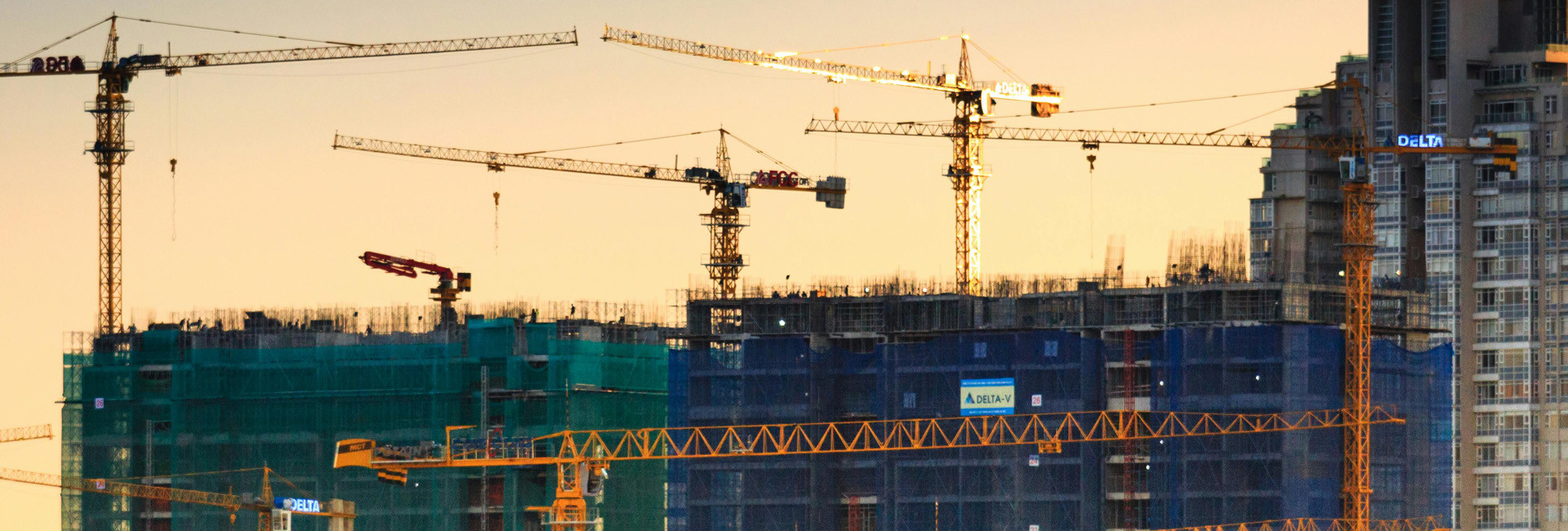 Kräne stehen auf der Baustelle